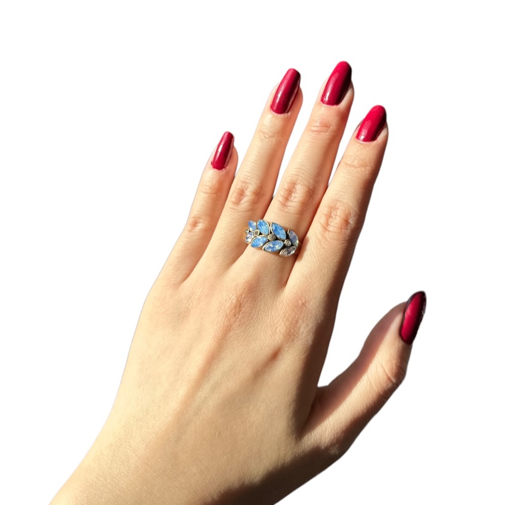 ✨💎💙 BNWT Ann Taylor Gold Ring Size 6 featuring Beautiful Blue Diamond Leaves